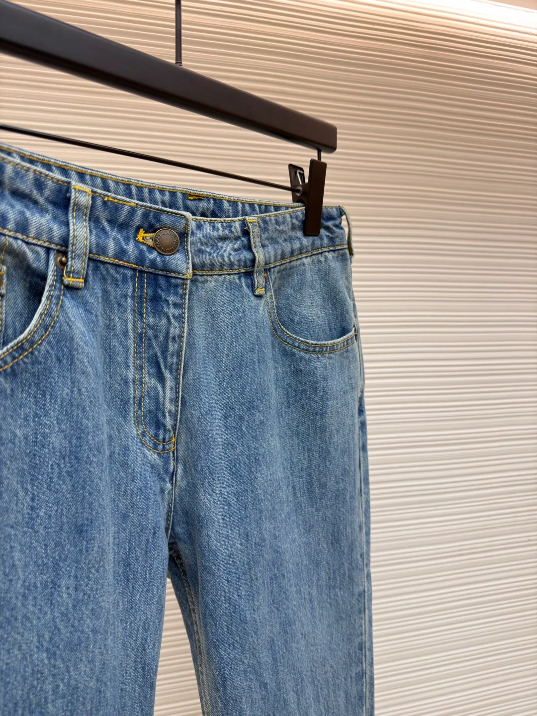 LOUIS VUITTON rope embroidered jeans ●Authentic product: purchased and developed by 13270 ●Item number: 1680836-A95 ●Fabric: denim fabric ●Technology: embroidery production ●Version: fitted version ●Weight: about 635 grams ●Size: S-M-L ●Description: The fabric is made of YB customized denim fabric, with straw rope embroidery design on the chest. The overall alignment is straight and delicate, the fabric is comfortable and soft, and the color is consistent without color difference. It can be matched with the same style to create a fashionable look and control various occasions. Customized accessories, complete with three standards, same style for men and women!